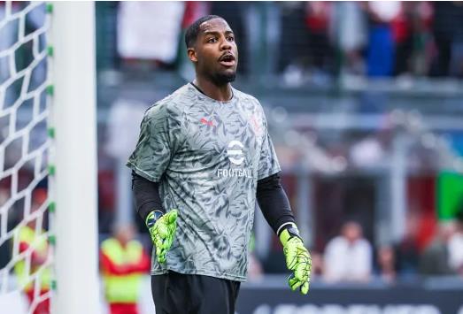 AC Milan chot gia ban Mike Maignan cho Chelsea.