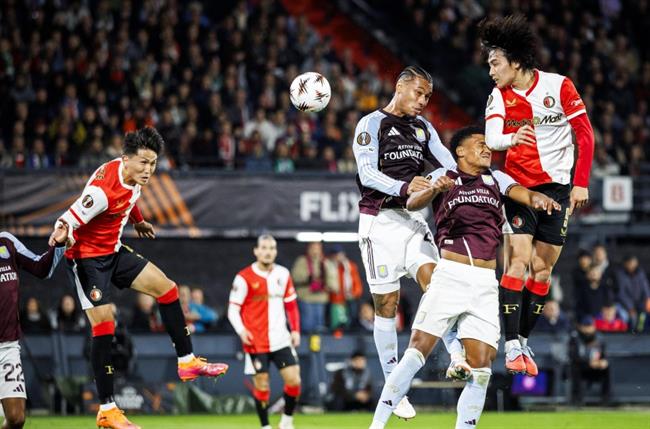 Ban thang cua Ayase Ueda khong duoc cong nhan.