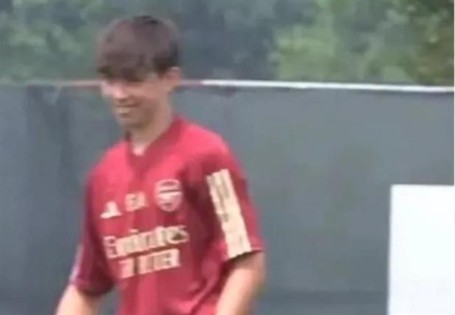 Con trai Mikel Arteta ra san trong mau ao doi U17 Arsenal.