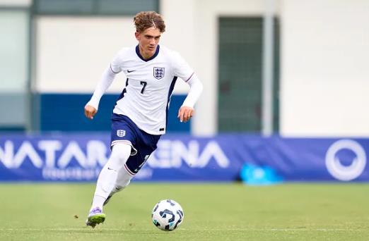 Max Dowman hien dang thi dau cho doi U19 Anh.