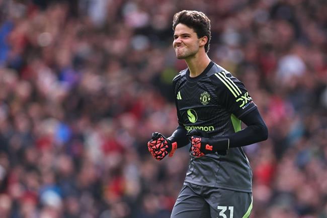 Senne Lammens giu sach luoi truoc Sunderland.