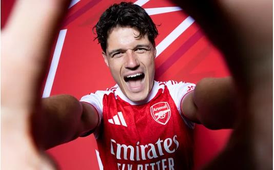 Christian Norgaard gui tin nhan cho HLV Mikel Arteta