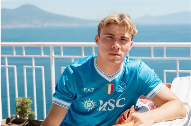 Rasmus Hojlund roi MU de gia nhap Napoli o He 2025.