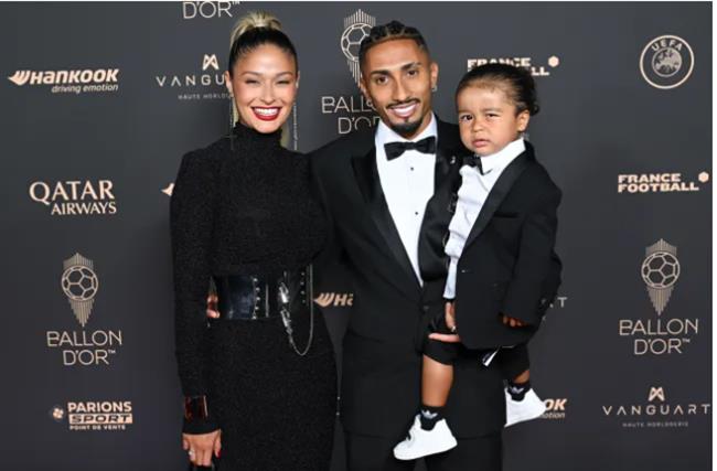 Neymar tuc gian khi Raphinha dung sau Salah o cuoc dua gianh Qua bong Vang 2025.