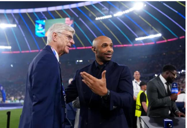 Thierry Henry va Arsene Wenger vui mung sau tran chung ket Champions League.
