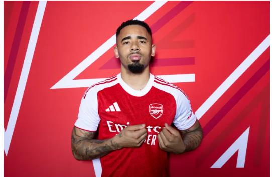 Arsenal dong y de Gabriel Jesus roi di vao thang 1.