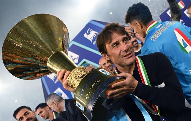 Antonio Conte quay xe, tiếp tục gắn bó với Napoli 1
