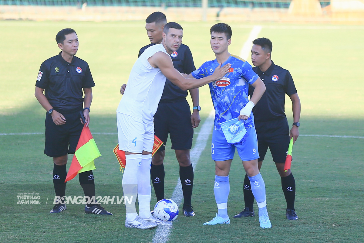 Duy manh dT Viet Nam vs Nam dinh 4/9