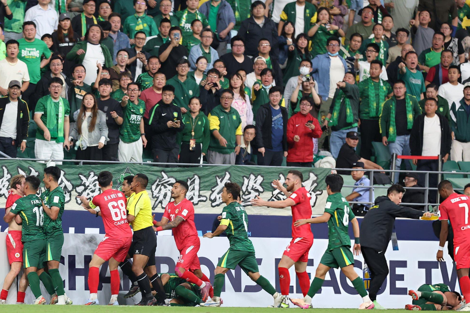 au da trong tran Beijing Guoan vs CAHN