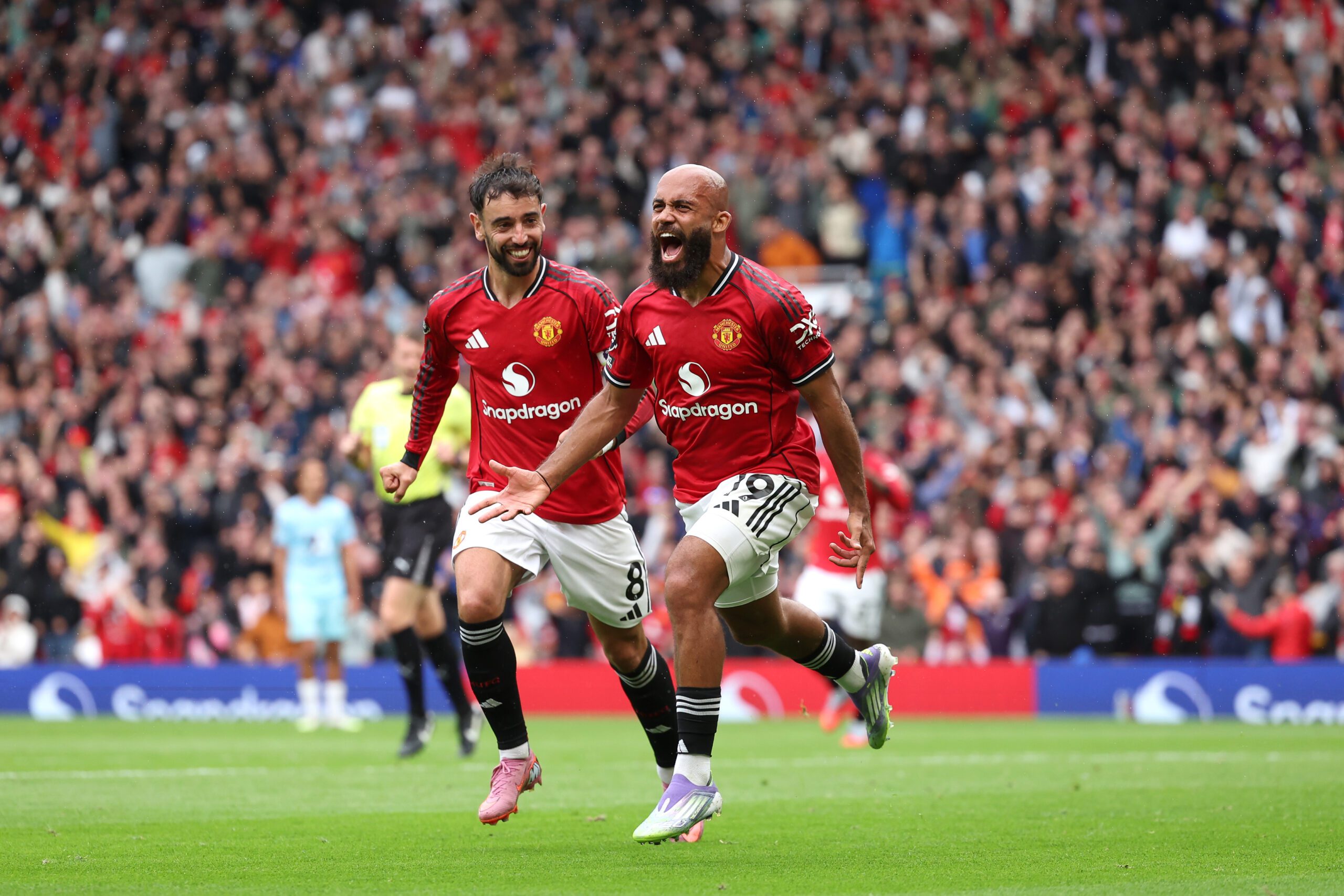 Đốm lửa hy vọng từ Bryan Mbeumo 1