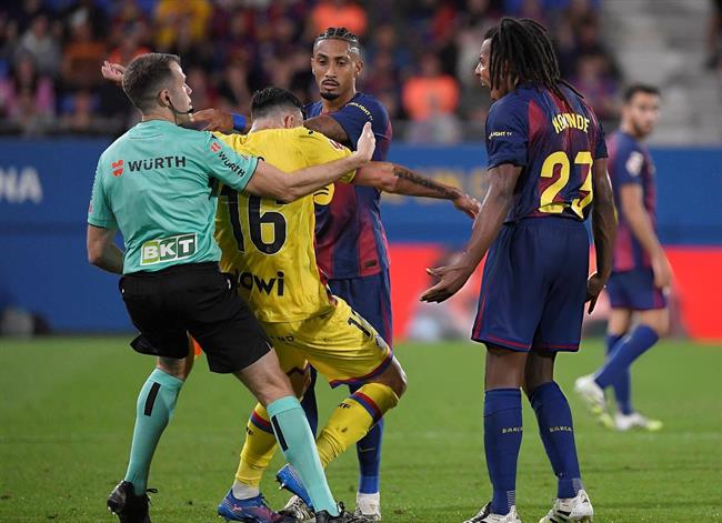 Hansi Flick tiết lộ lí do rút Raphinha ngay sau hiệp 1 của Barca 1