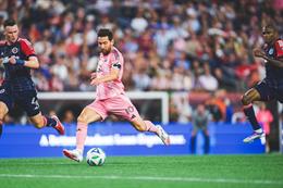Messi chạm mốc 870 bàn, trở thành ông vua dứt điểm ngoài vòng cấm