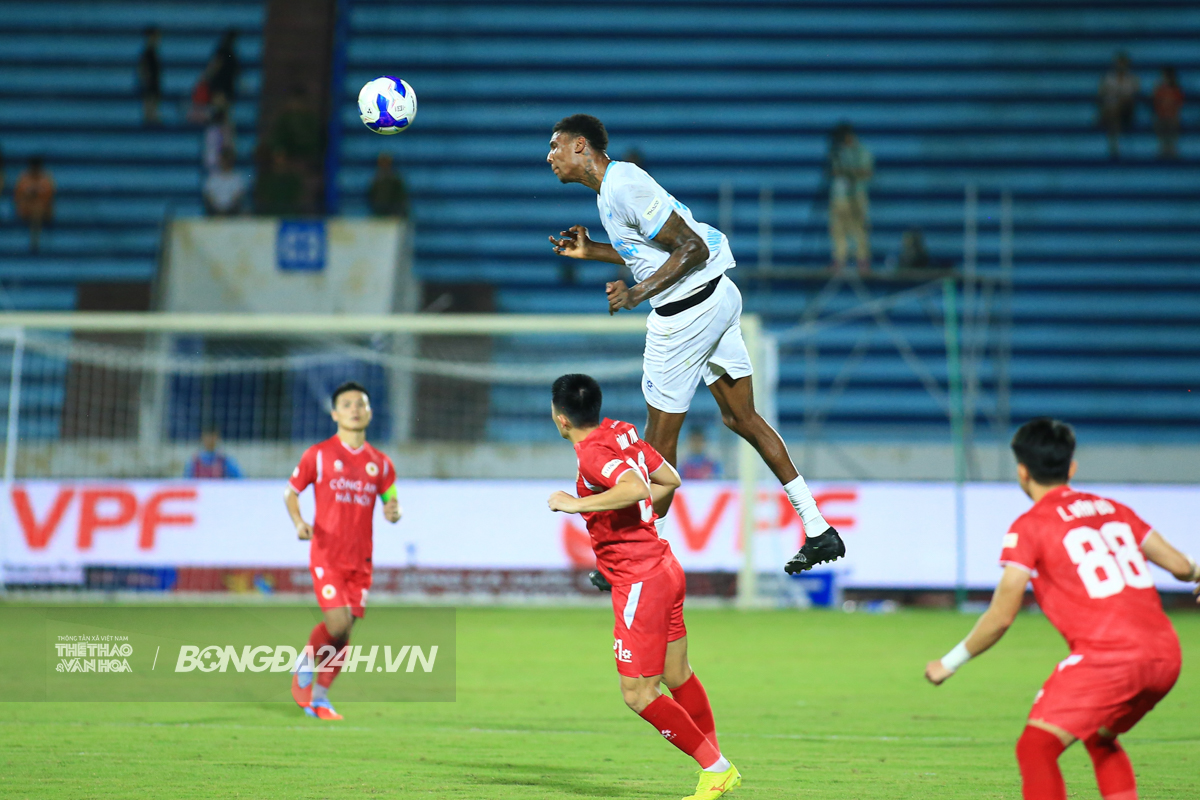 Tiền đạo cao 2m06 mất tích tại Nam Định 2