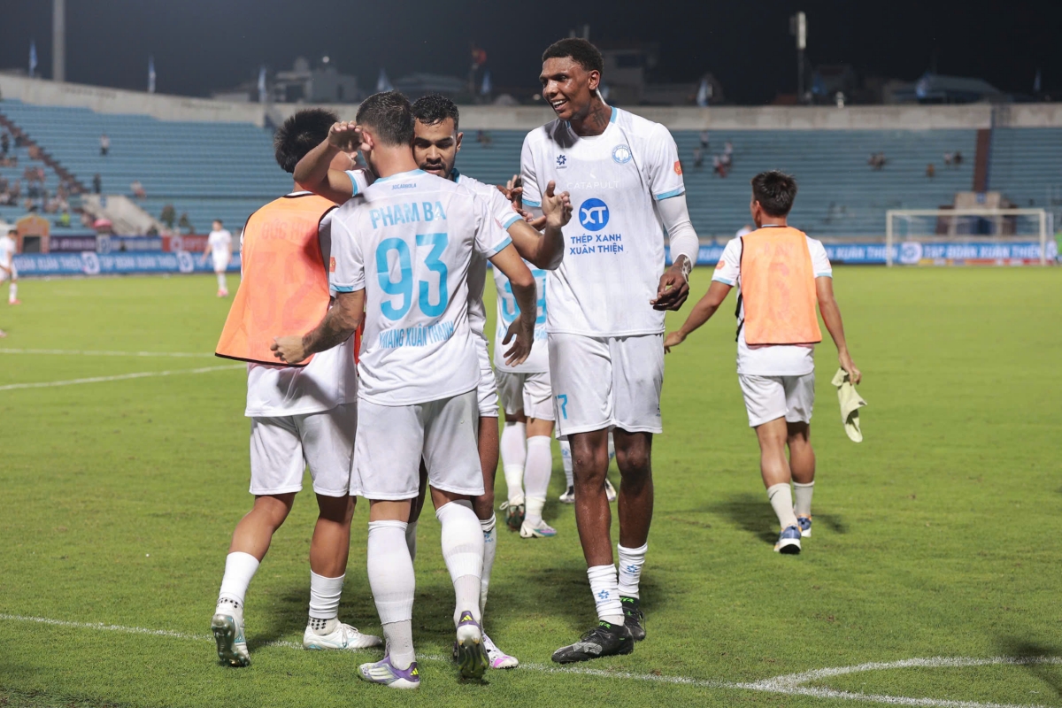 Tiền đạo cao 2m06 mất tích tại Nam Định 1