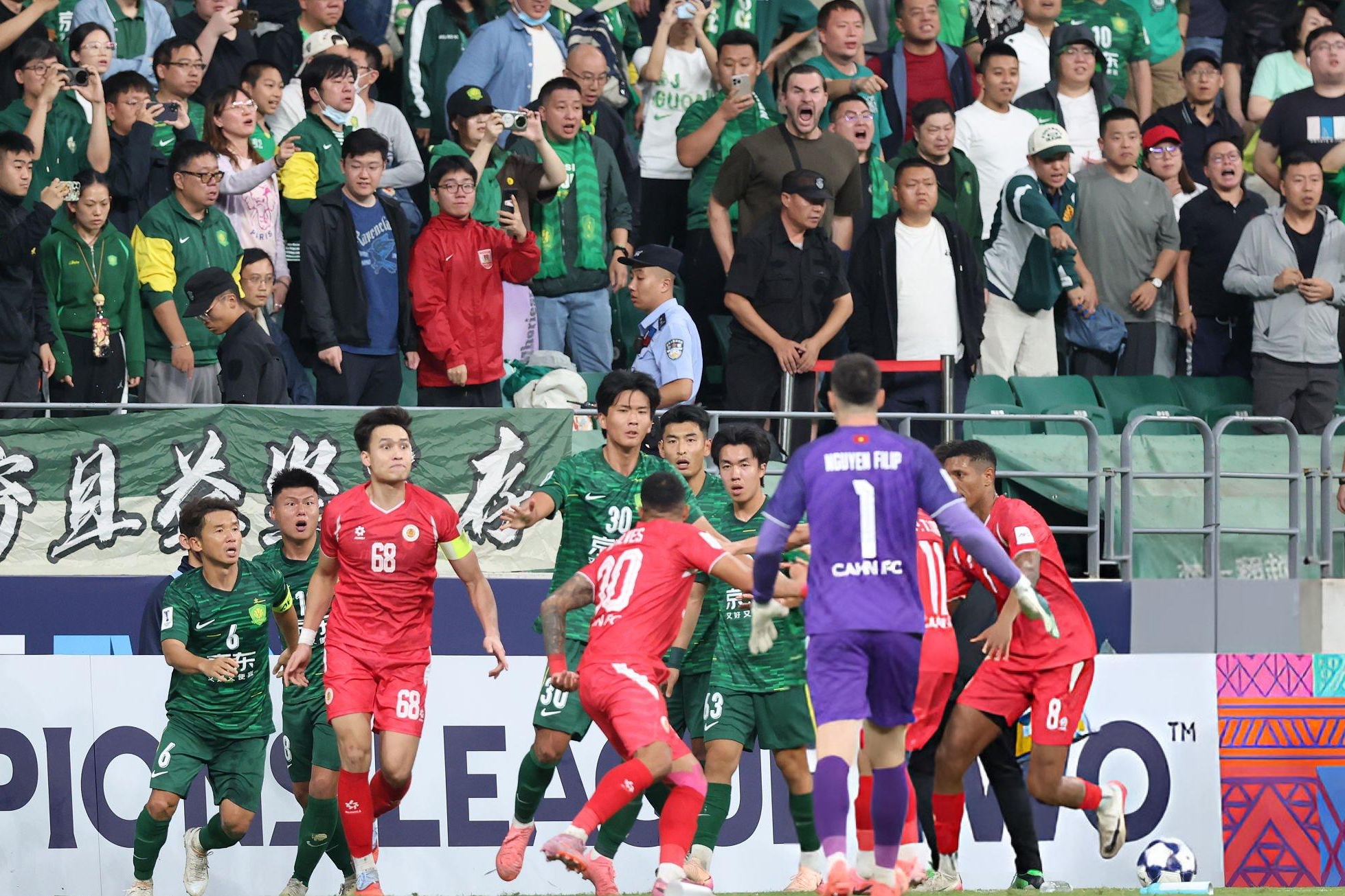 Toàn cảnh vụ xô xát trong 40 giây giữa cầu thủ Bejing Guoan với CLB CAHN 1