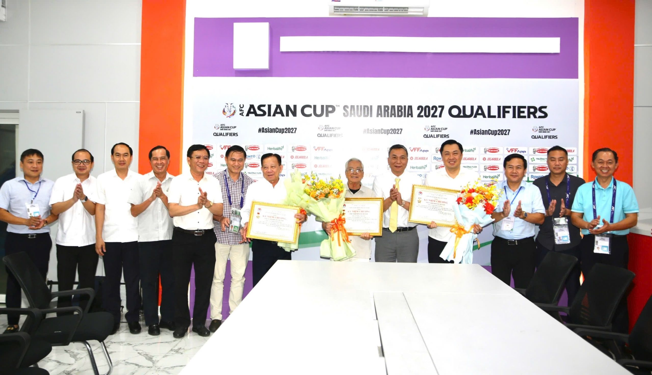 Trao Kỷ niệm chương “Vì sự nghiệp Bóng đá Việt Nam” cho các cá nhân có nhiều đóng góp 1