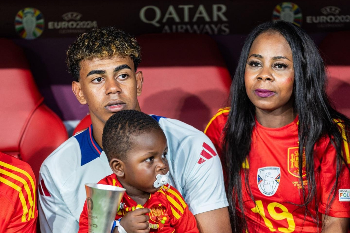 Thuc hu me Lamine Yamal to chuc fan meeting