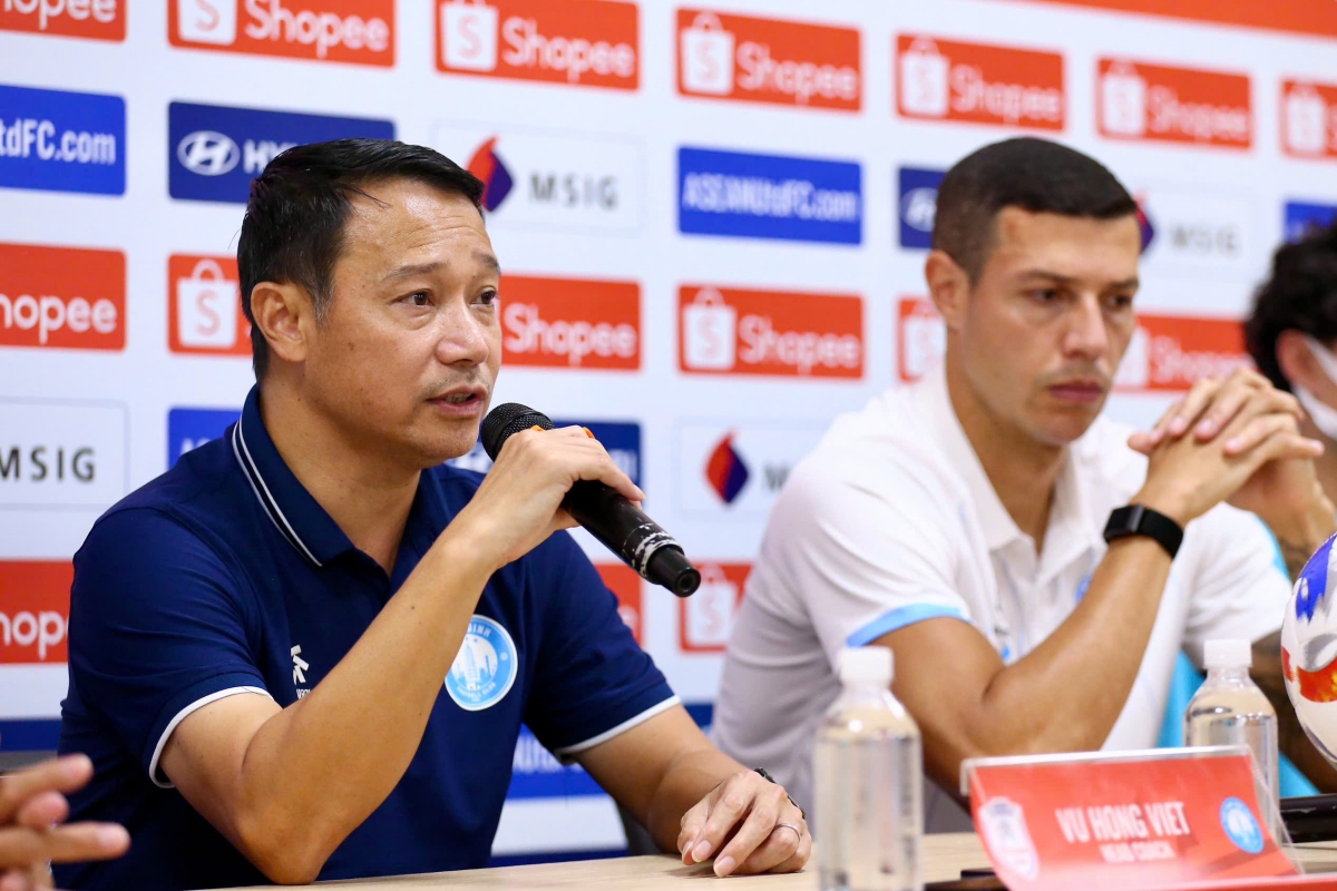 HLV Vu Hong Viet bay to truoc tran ra quan Shopee Cup 2025/26